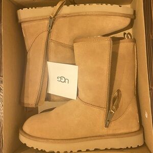 - UGG  Classic short dual zip